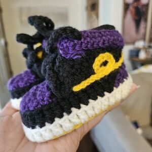 Itzy Bitzy Baby Booties (LAKERS)